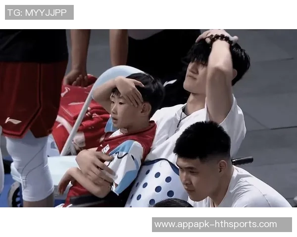 周琦儿子糊糊与曾凡博亲密互动温馨瞬间引发关注 周琦儿子糊糊与曾凡博亲密互动温馨瞬间引发关注