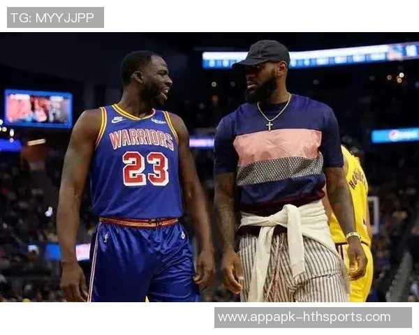 詹姆斯与画家亲密合影庆祝传递兄弟情谊与骄傲之情